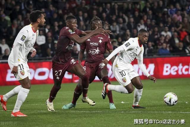西海岸0-1落后英博 上半场阿奇姆彭破门